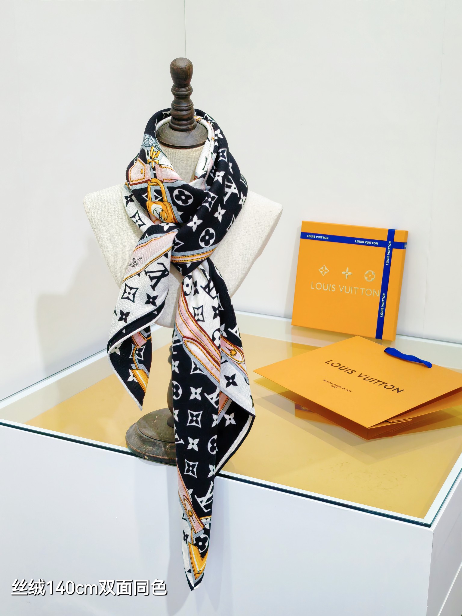 LV 高仿絲綢方巾 黑白雙色經典印花款|超A仿原單精品圖片 8 LV 高仿絲綢方巾 黑白雙色經典印花款|歐美奢侈品精品推薦