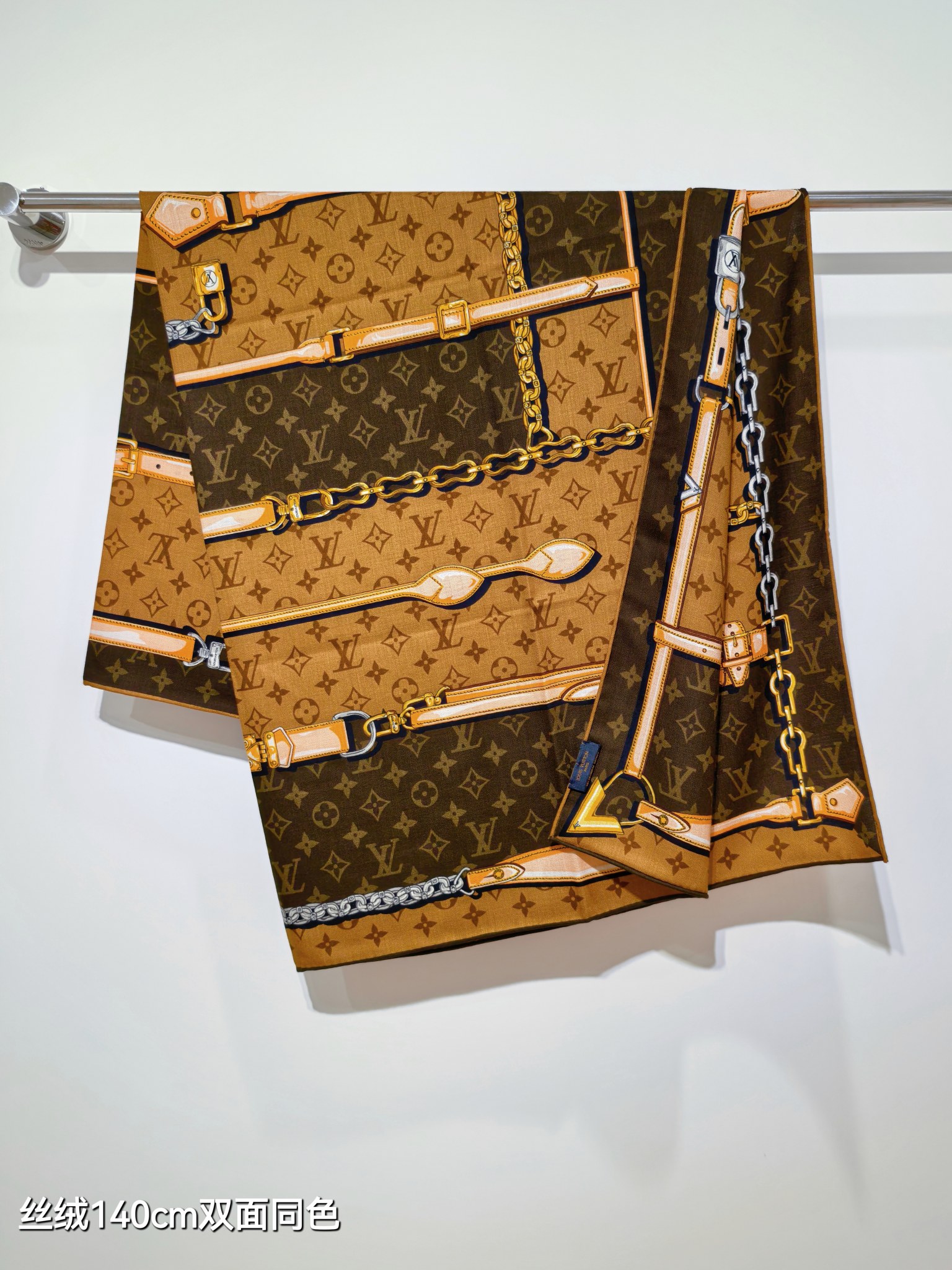 LV 一比一絲綢方巾 經典棕色Monogram皮帶印花|超A仿原單精品圖片 9 LV 一比一絲綢方巾 經典棕色Monogram皮帶印花|歐美奢侈品精品推薦