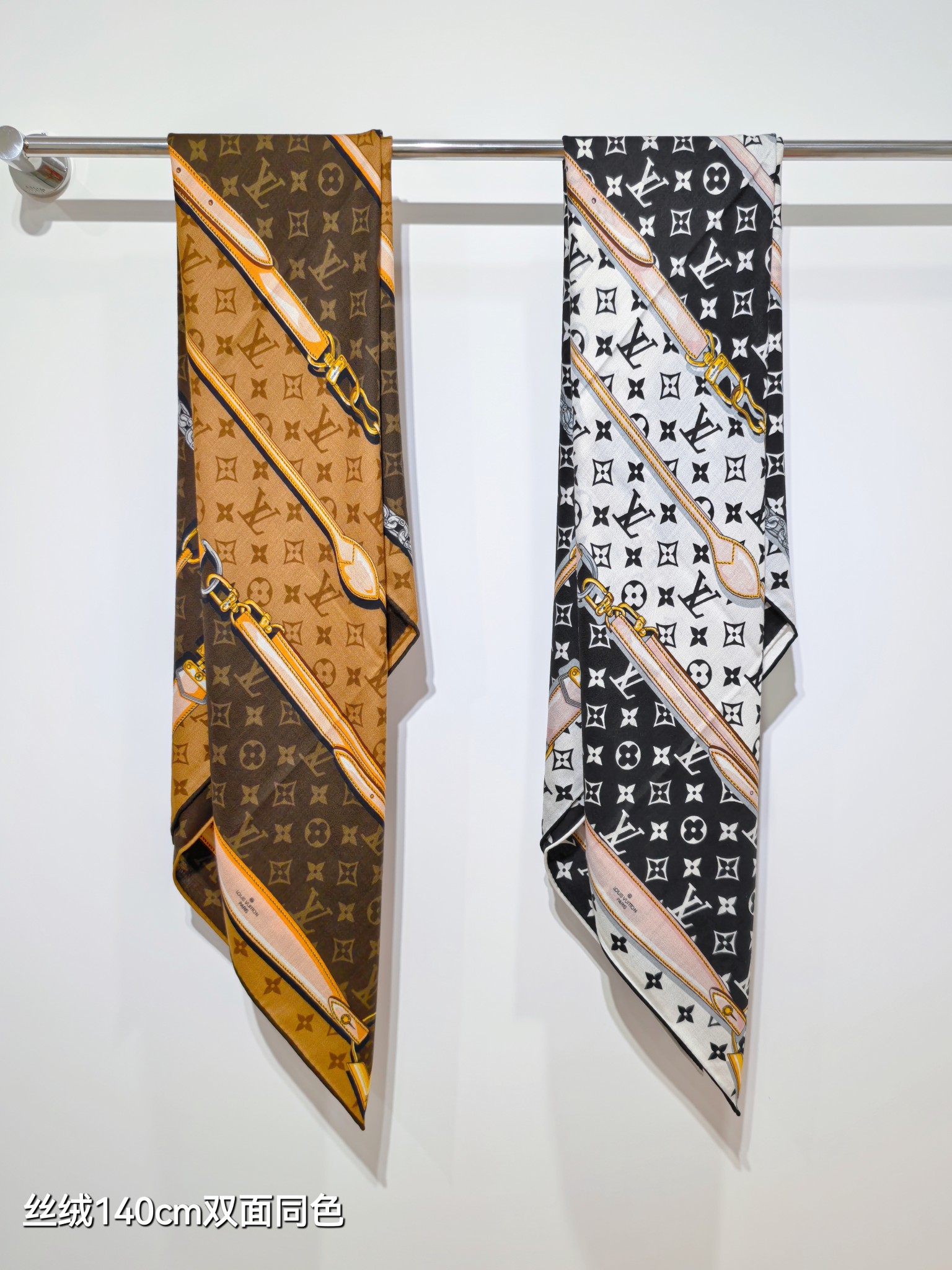 LV 一比一絲綢方巾 經典棕色Monogram皮帶印花|超A仿原單精品圖片 7 LV 一比一絲綢方巾 經典棕色Monogram皮帶印花|歐美奢侈品精品推薦