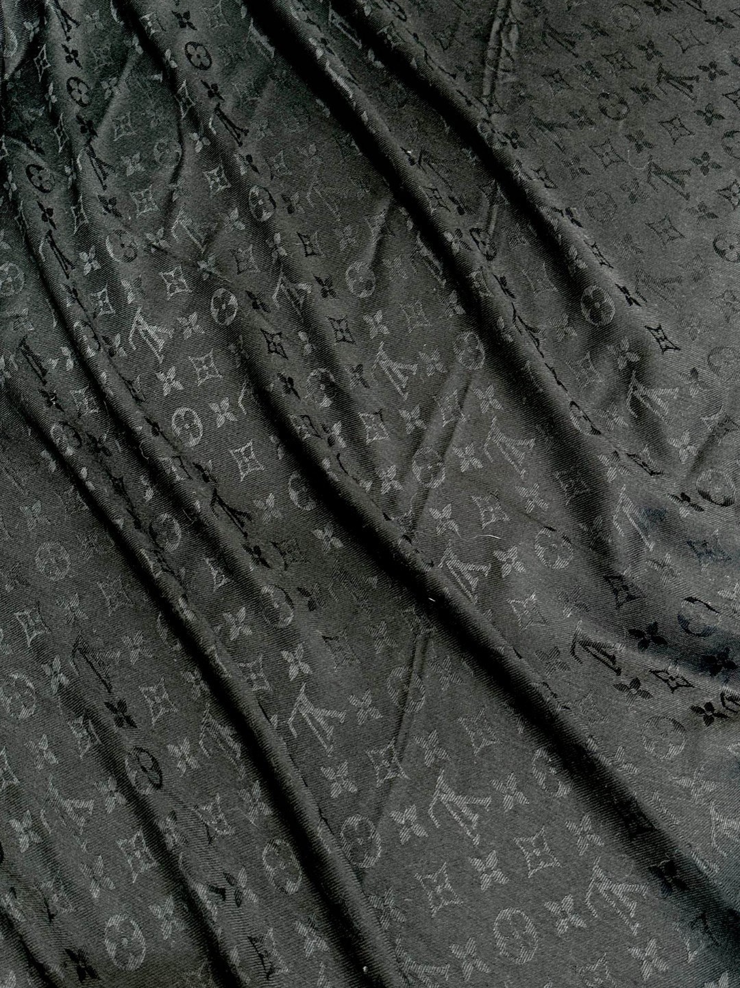 LV 原單黑色絲綢披肩 經典Monogram低調奢華款｜歐美奢侈品精品推薦