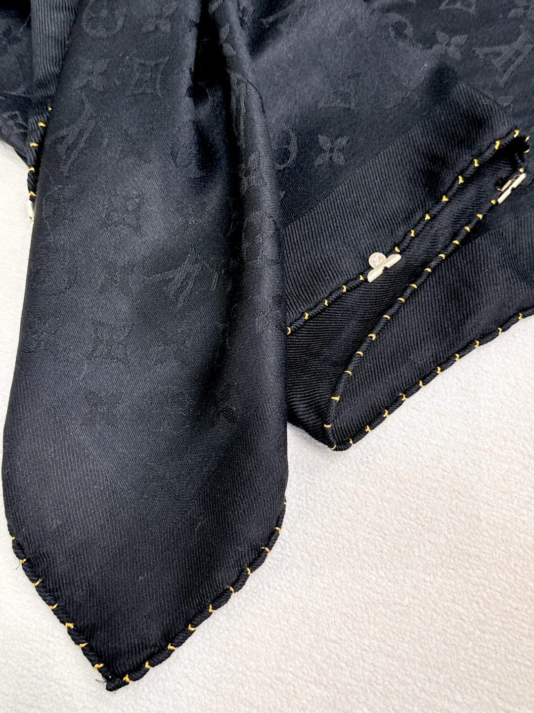 LV 原單黑色絲綢披肩 經典Monogram低調奢華款｜歐美奢侈品精品推薦