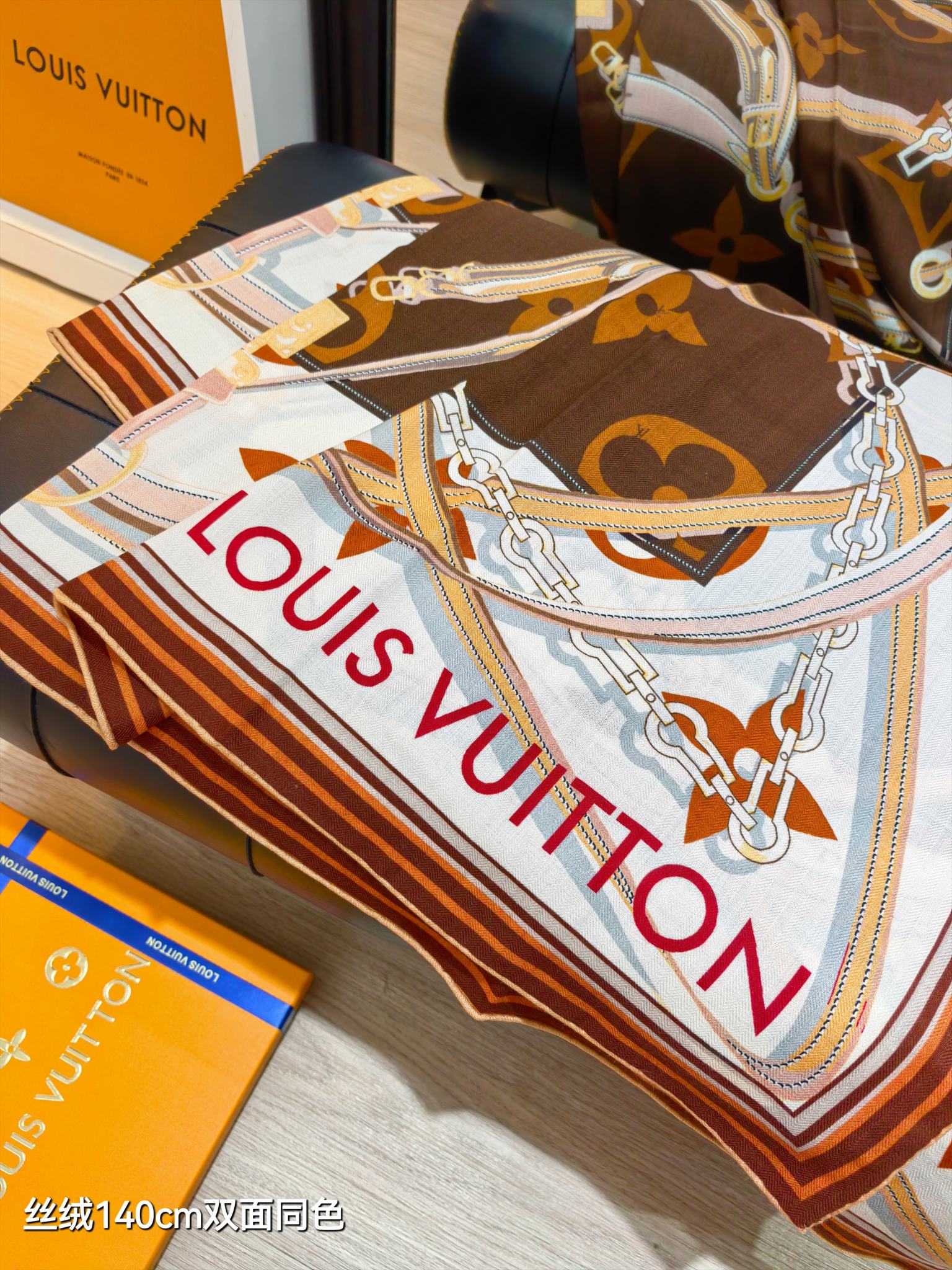 LV 高仿絲巾 140CM 經典鎖鏈印花棕色方巾｜歐美奢侈品精品推薦