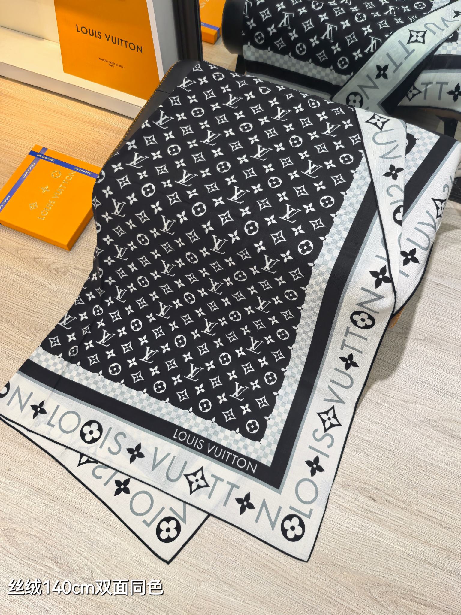 LV 高仿絲巾 140CM 黑白Monogram印花方巾｜歐美奢侈品精品推薦