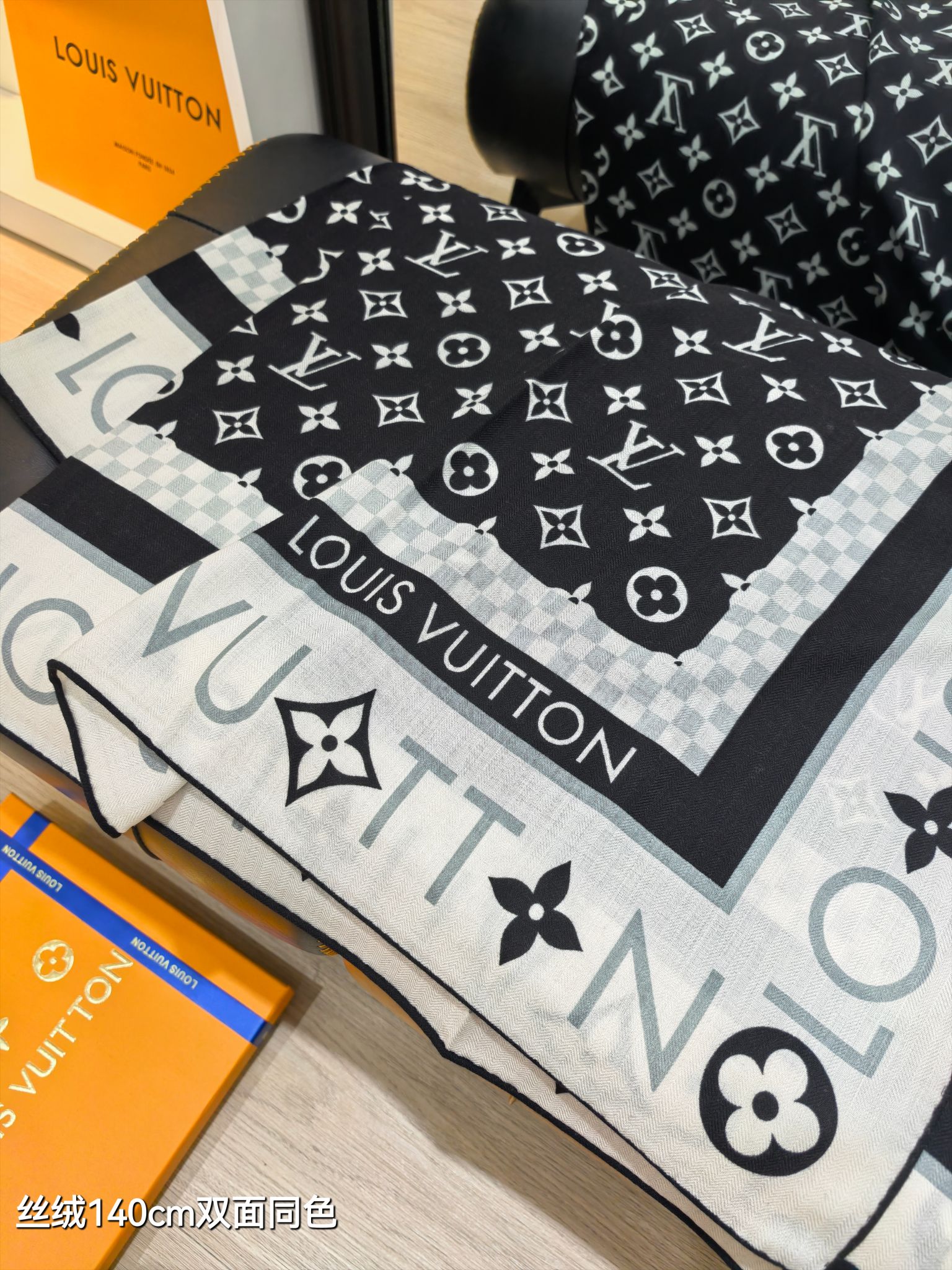 LV 高仿絲巾 140CM 黑白Monogram印花方巾｜歐美奢侈品精品推薦