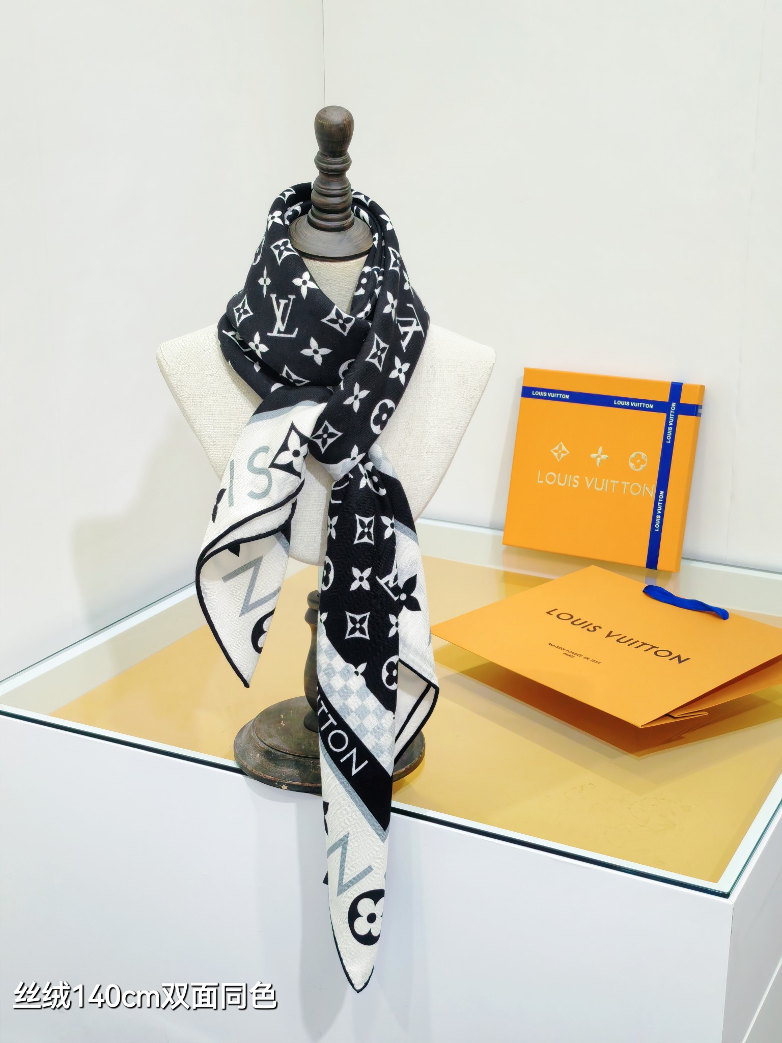 LV 高仿絲巾 140CM 黑白Monogram印花方巾｜歐美奢侈品精品推薦