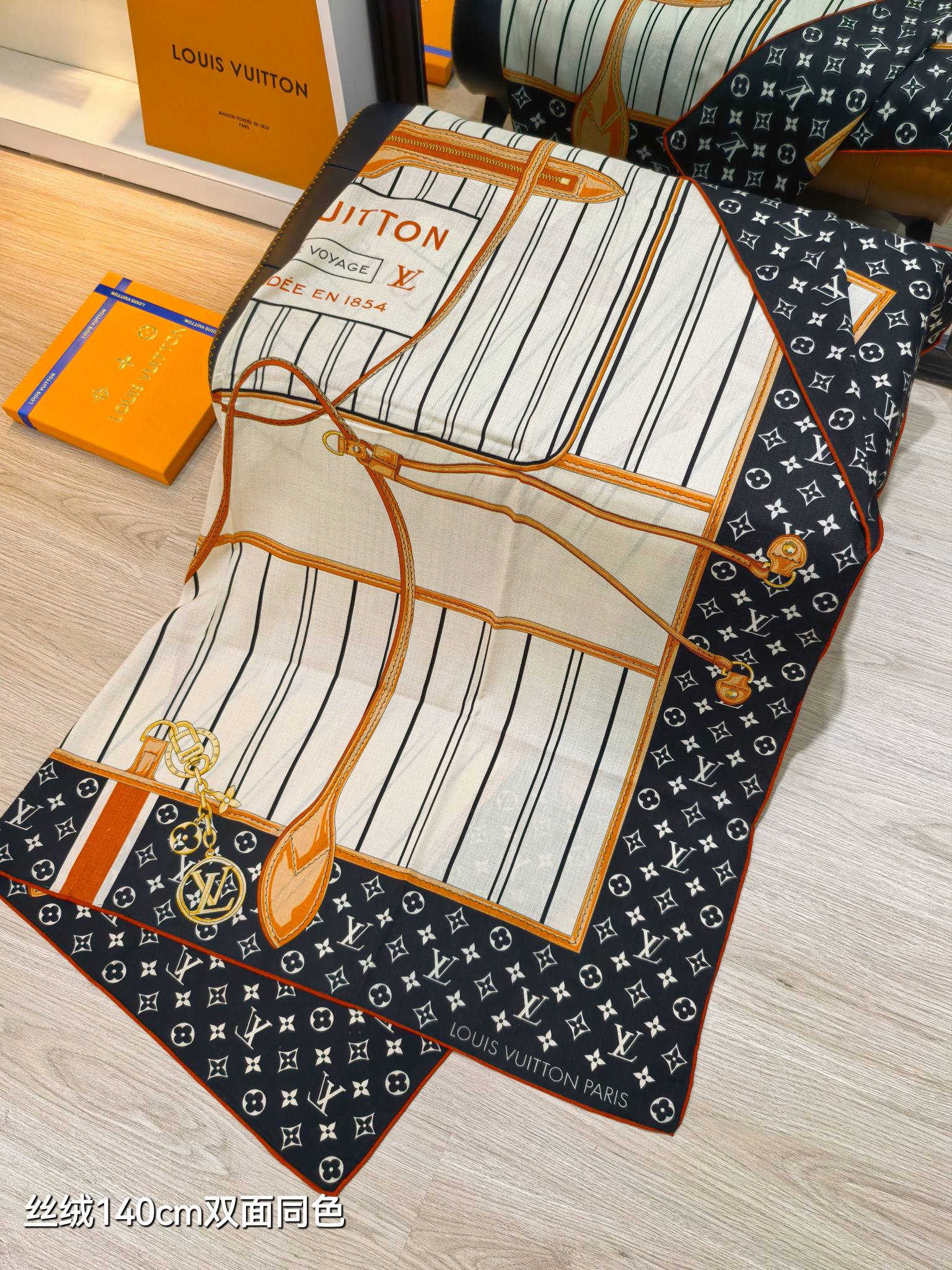 LV 原單絲巾 140CM Monogram旅行主題印花方巾｜歐美奢侈品精品推薦