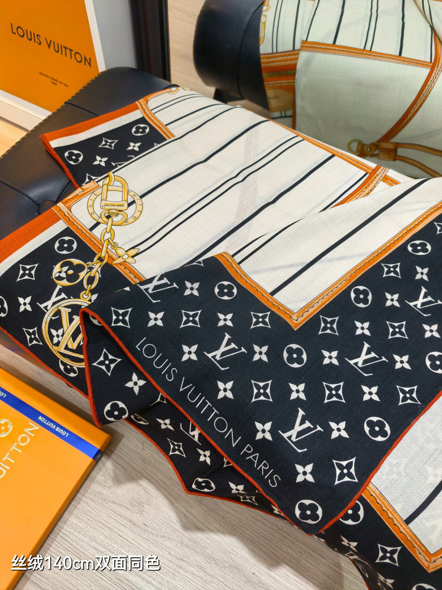 LV 原單絲巾 140CM Monogram旅行主題印花方巾｜歐美奢侈品精品推薦