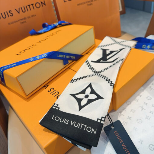 LV 高仿黑白絲巾設計款 經典字母花紋百搭點綴