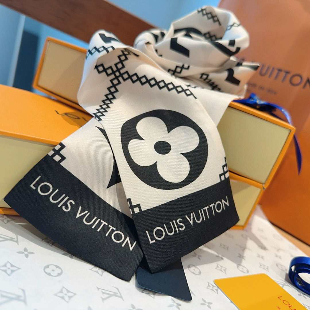 LV 高仿黑白絲巾設計款 經典字母花紋百搭點綴｜歐美奢侈品精品推薦