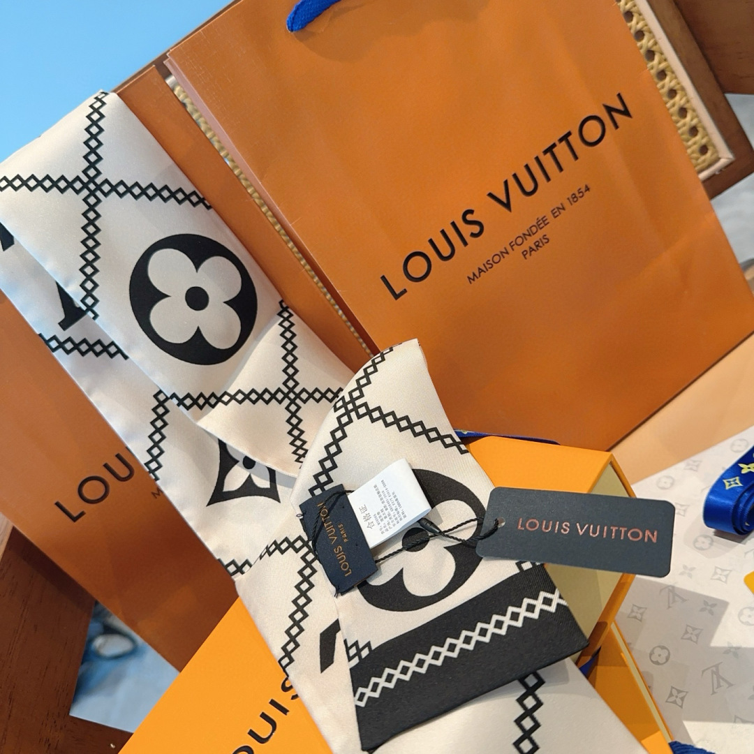LV 高仿黑白絲巾設計款 經典字母花紋百搭點綴｜歐美奢侈品精品推薦
