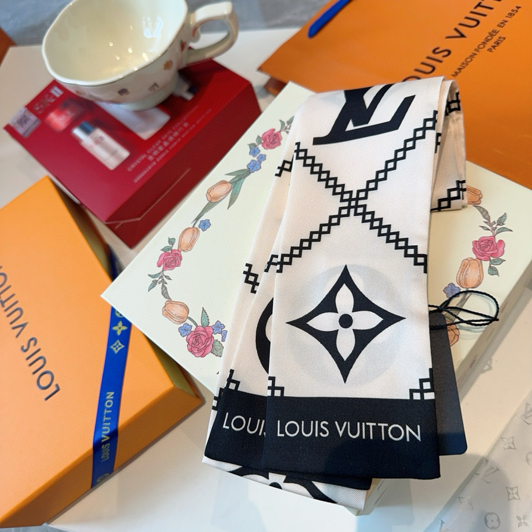 LV 高仿黑白絲巾設計款 經典字母花紋百搭點綴｜歐美奢侈品精品推薦