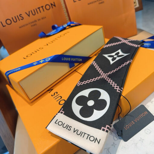 LV 高仿黑色絲巾 經典花紋點綴優雅設計款