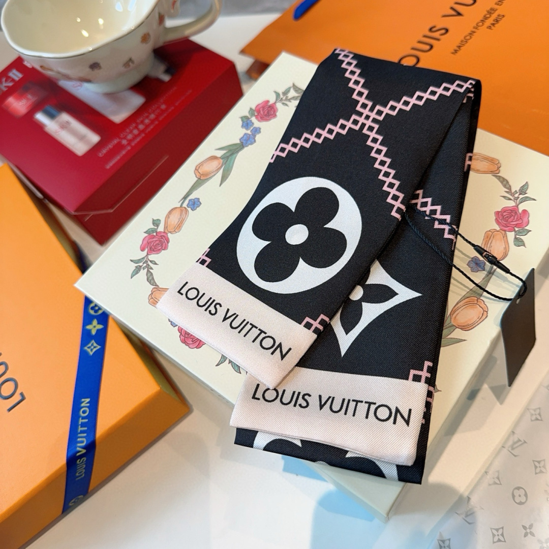 LV 高仿黑色絲巾 經典花紋點綴優雅設計款｜歐美奢侈品精品推薦