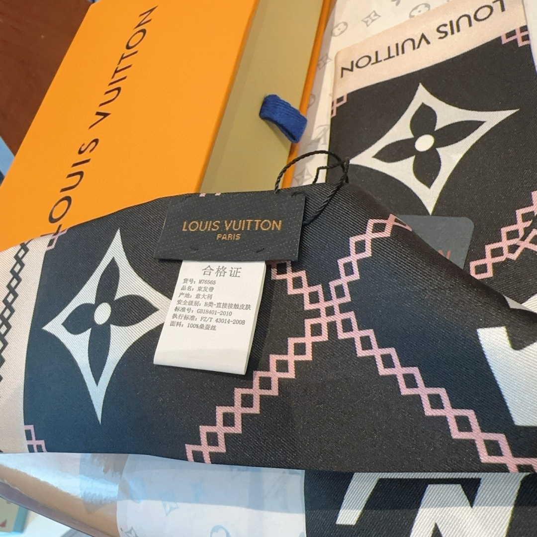 LV 高仿黑色絲巾 經典花紋點綴優雅設計款｜歐美奢侈品精品推薦
