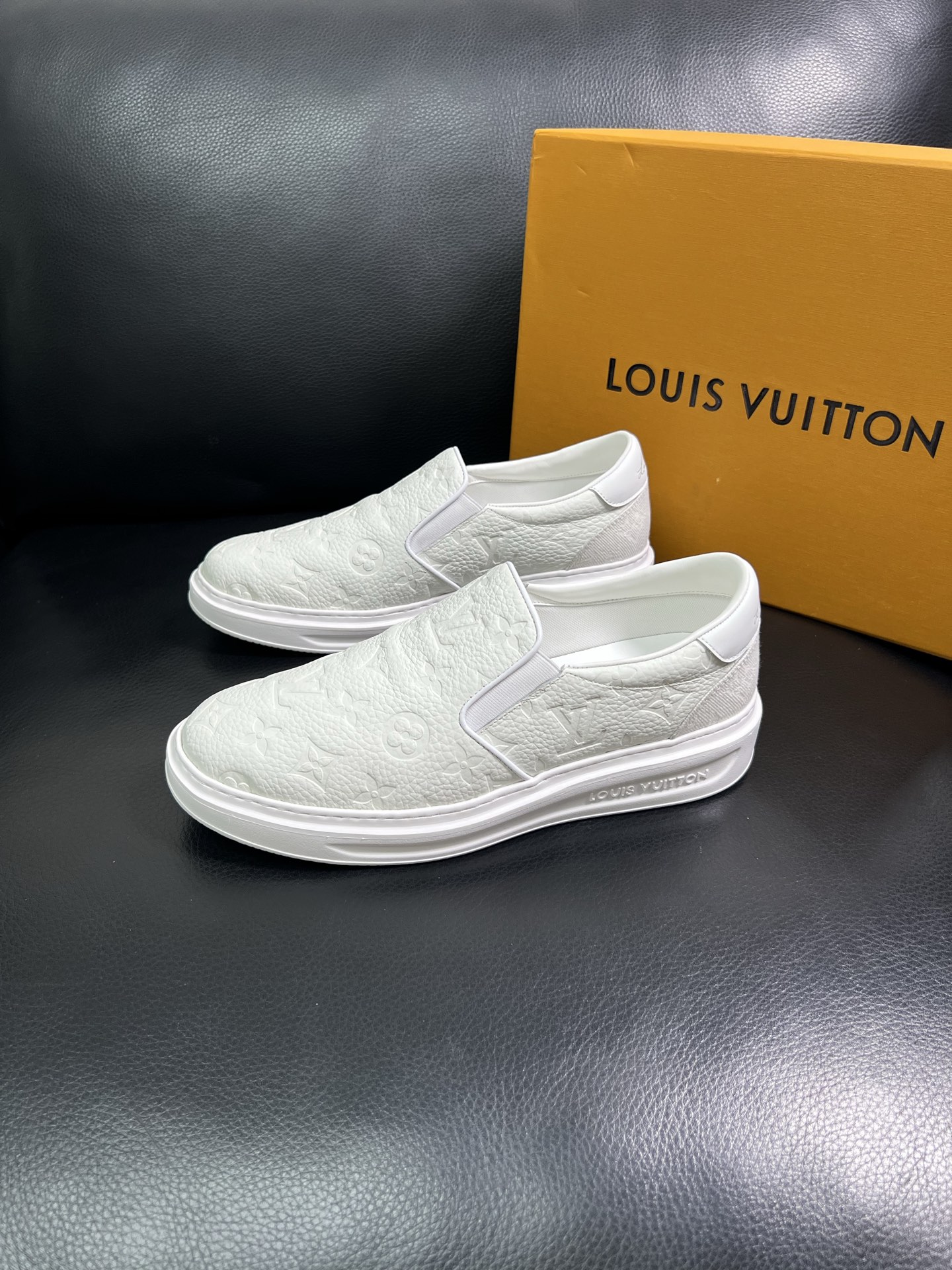 LV 一比一白色壓花懶人鞋 舒適百搭款|超A仿原單精品圖片 14 LV 一比一白色壓花懶人鞋 舒適百搭款|歐美奢侈品精品推薦