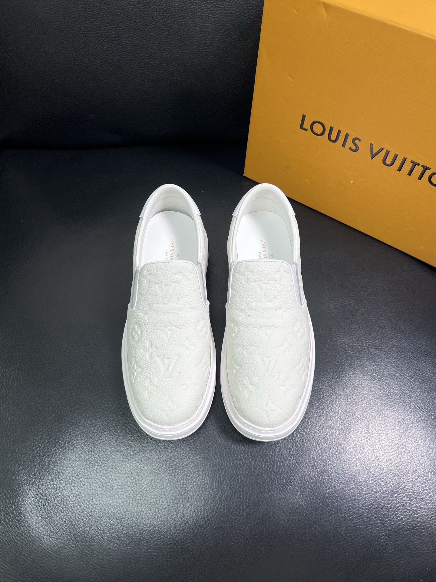 LV 一比一白色壓花懶人鞋 舒適百搭款｜歐美奢侈品精品推薦