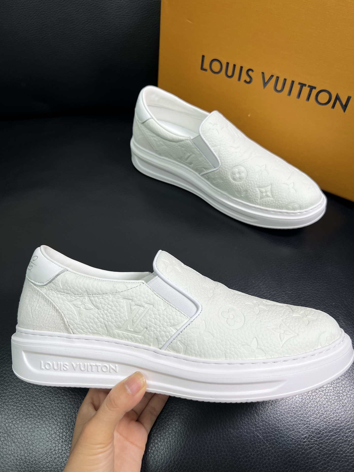 LV 一比一白色壓花懶人鞋 舒適百搭款｜歐美奢侈品精品推薦