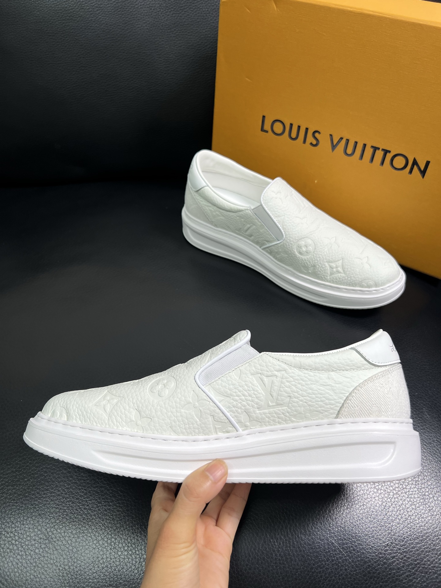 LV 一比一白色壓花懶人鞋 舒適百搭款｜歐美奢侈品精品推薦