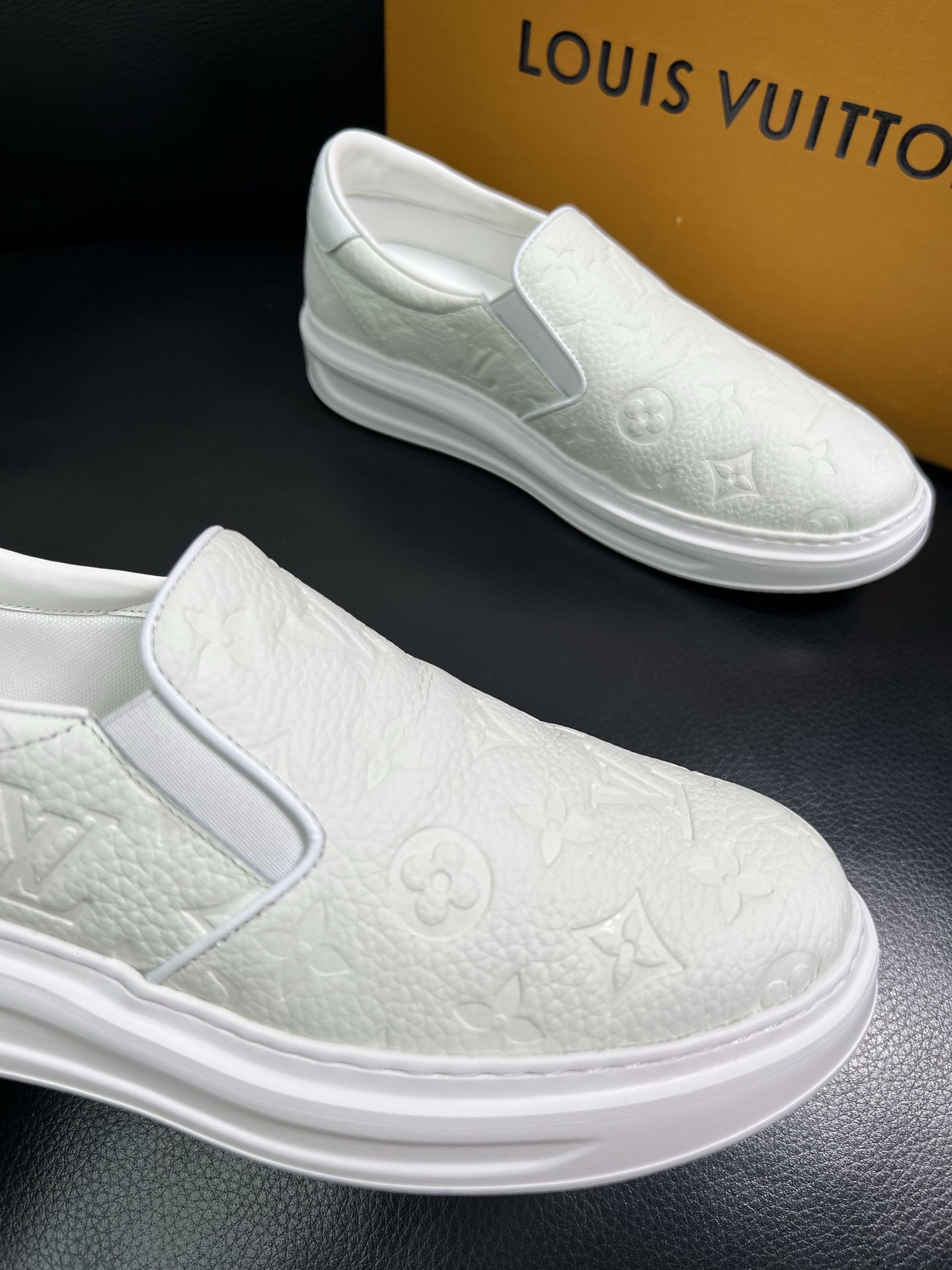 LV 一比一白色壓花懶人鞋 舒適百搭款｜歐美奢侈品精品推薦