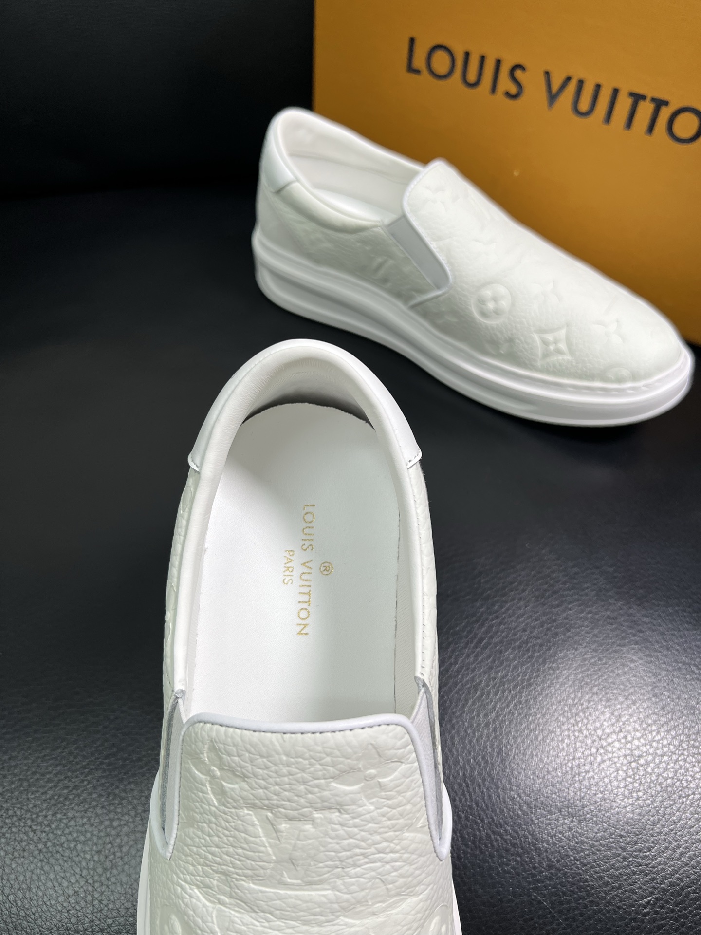 LV 一比一白色壓花懶人鞋 舒適百搭款｜歐美奢侈品精品推薦