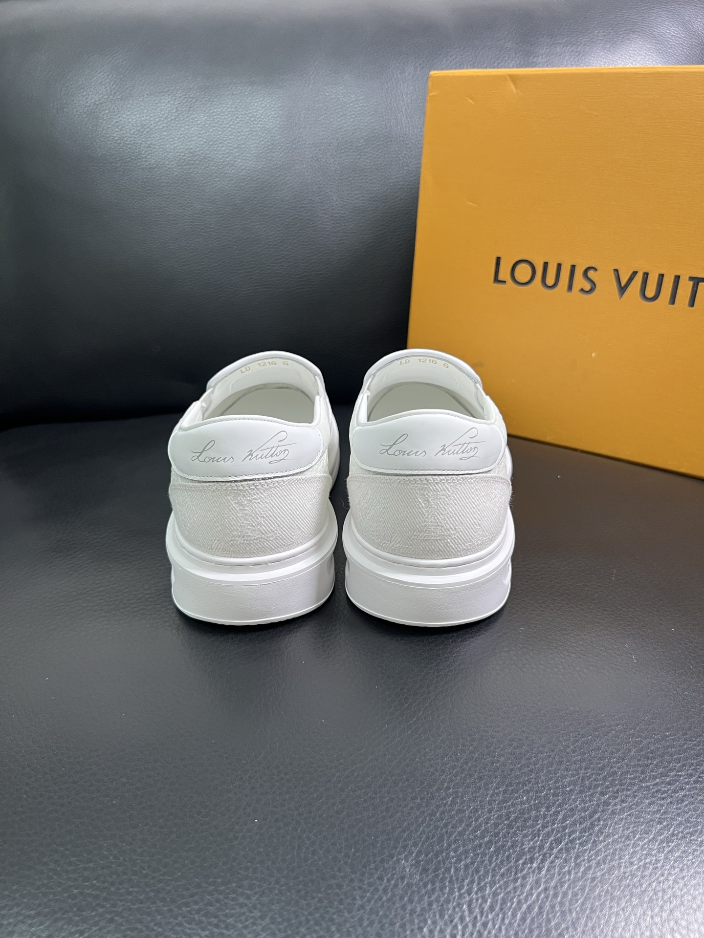 LV 一比一白色壓花懶人鞋 舒適百搭款｜歐美奢侈品精品推薦