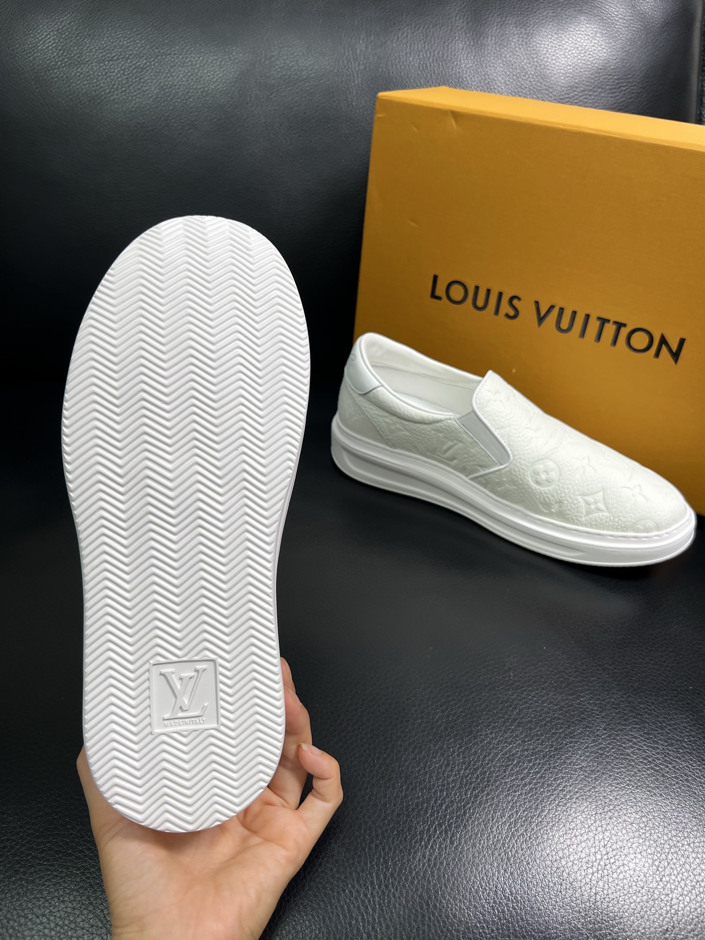 LV 一比一白色壓花懶人鞋 舒適百搭款｜歐美奢侈品精品推薦