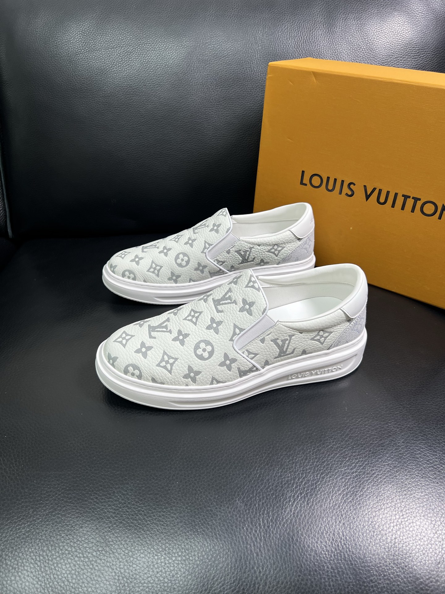 LV 高仿灰白滿印懶人鞋 輕便舒適款|超A仿原單精品圖片 14 LV 高仿灰白滿印懶人鞋 輕便舒適款|歐美奢侈品精品推薦