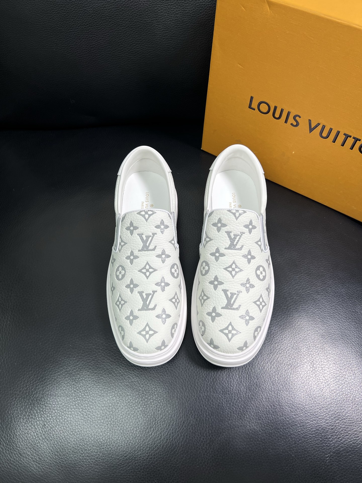 LV 高仿灰白滿印懶人鞋 輕便舒適款｜歐美奢侈品精品推薦