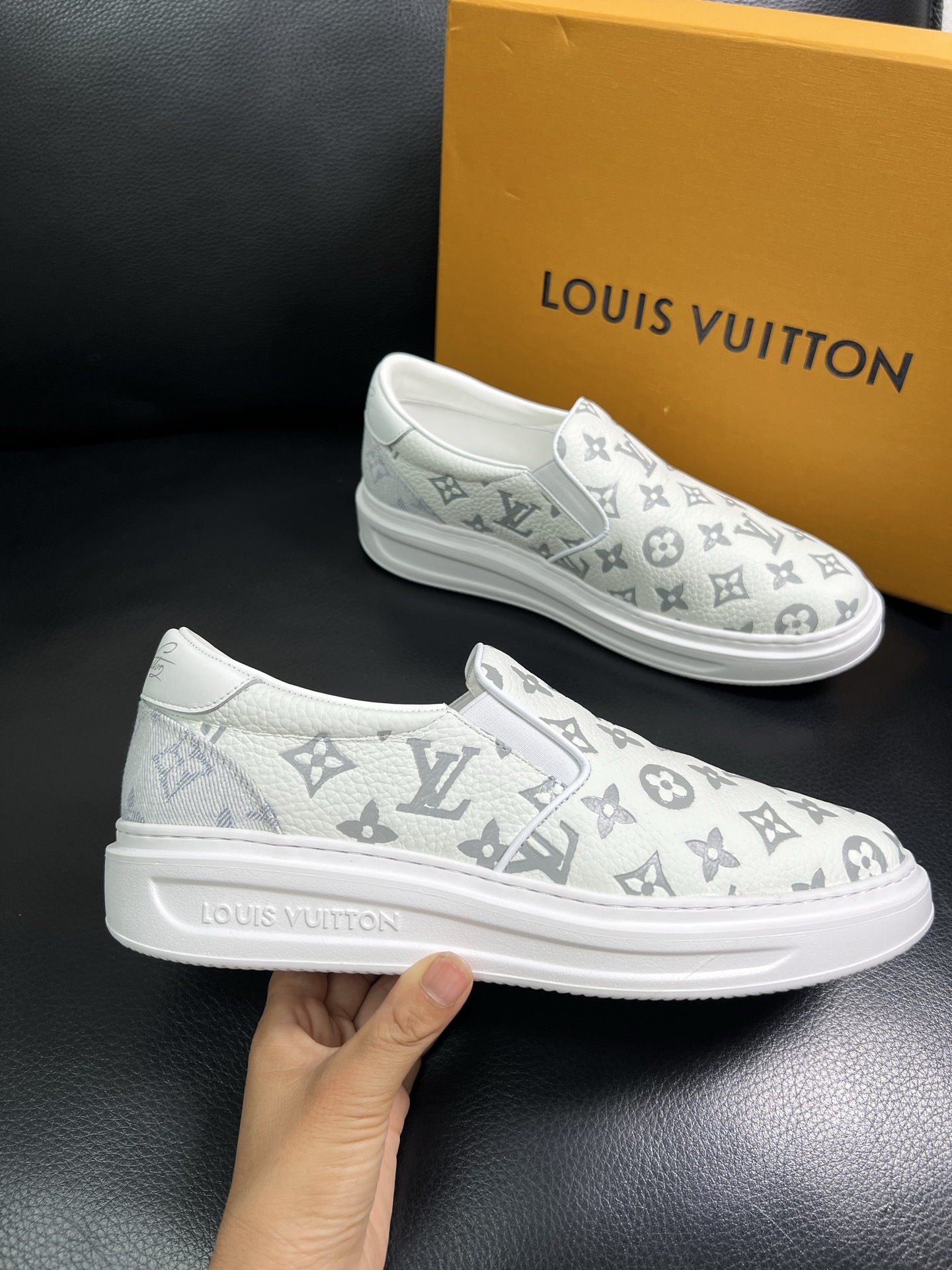 LV 高仿灰白滿印懶人鞋 輕便舒適款｜歐美奢侈品精品推薦