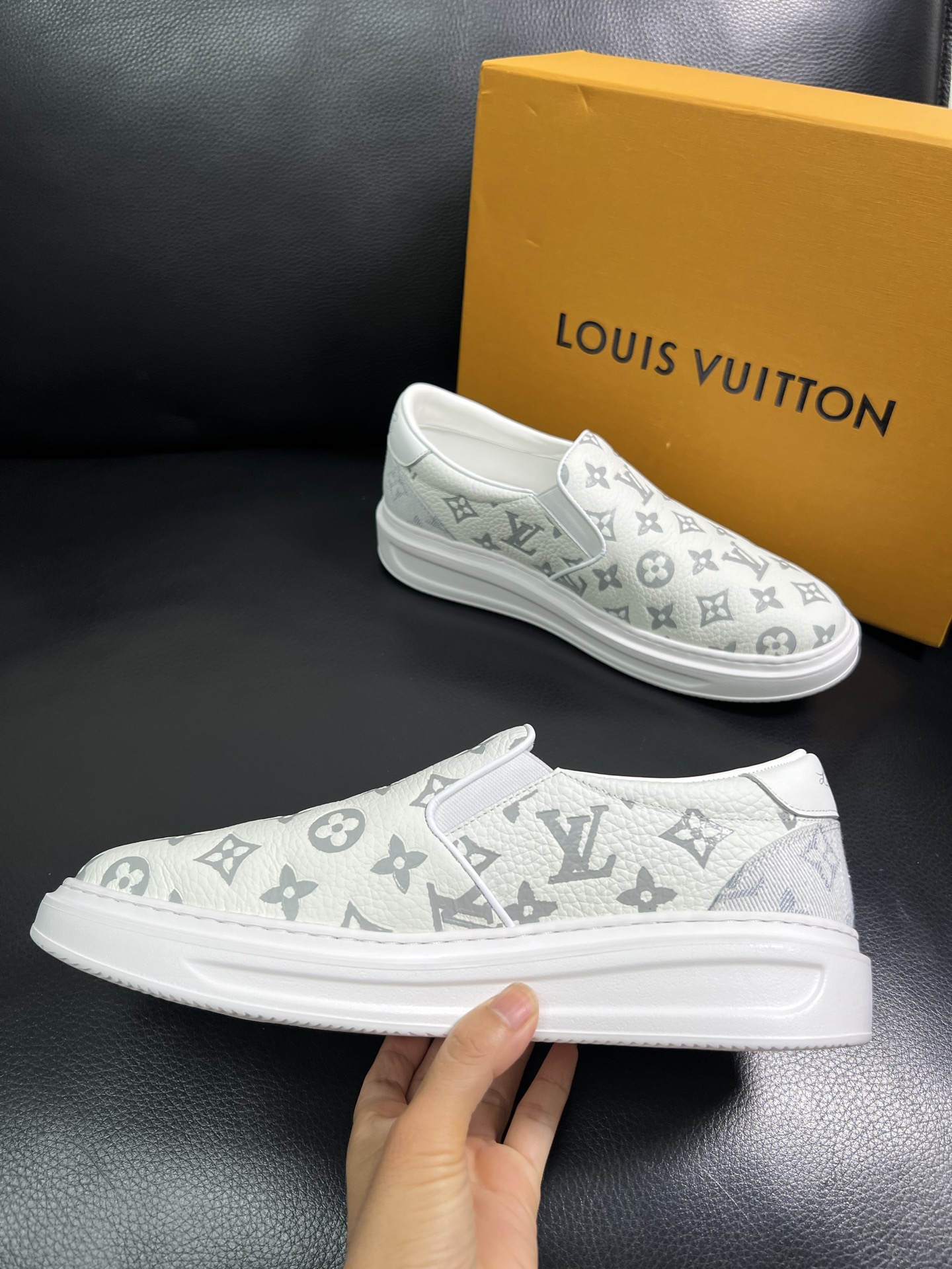 LV 高仿灰白滿印懶人鞋 輕便舒適款｜歐美奢侈品精品推薦