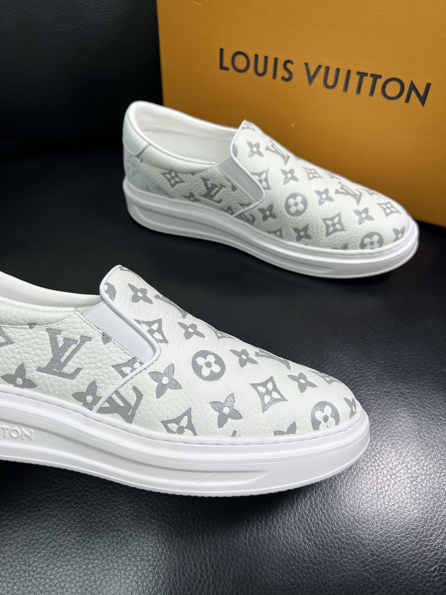 LV 高仿灰白滿印懶人鞋 輕便舒適款｜歐美奢侈品精品推薦