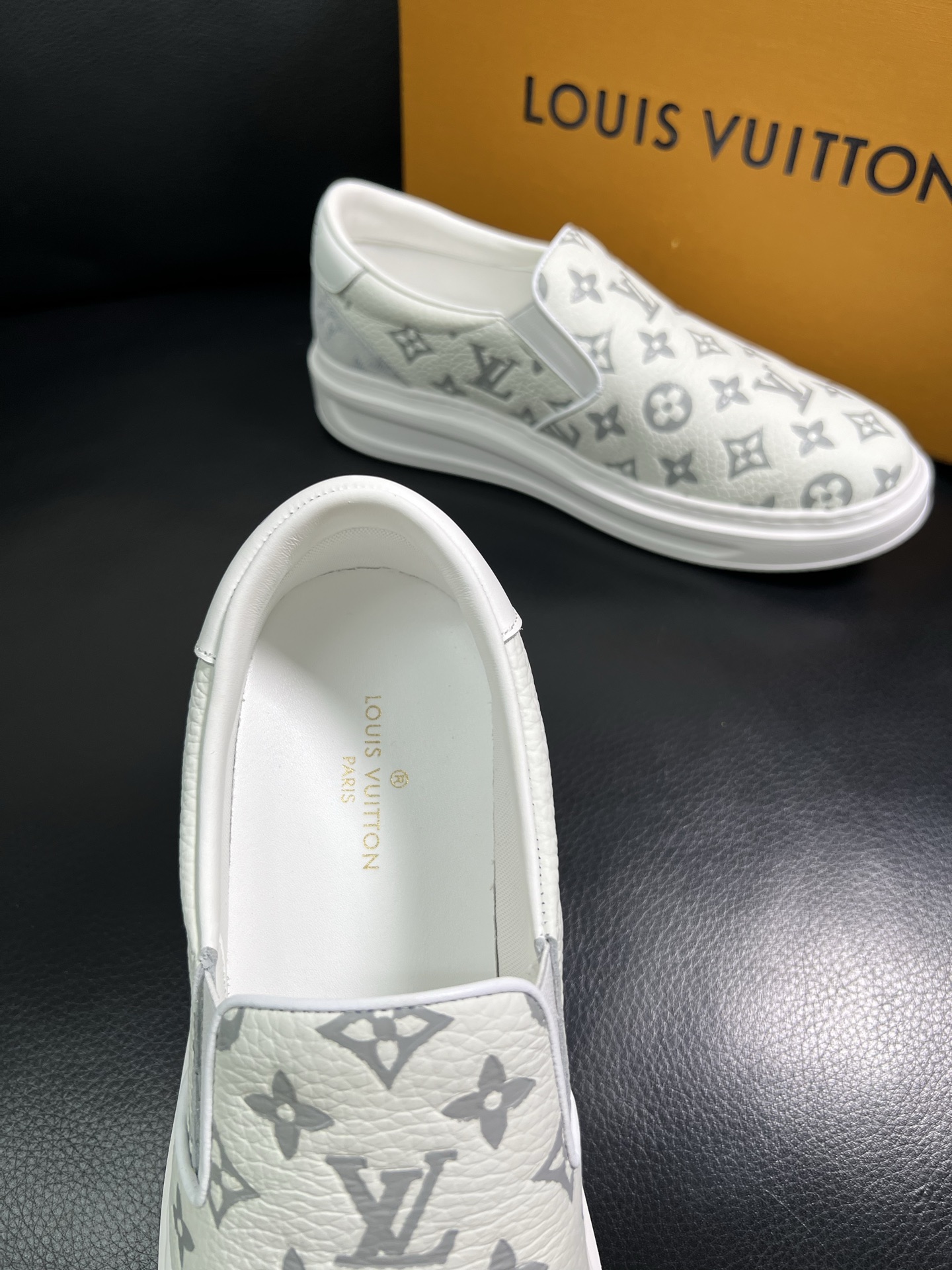 LV 高仿灰白滿印懶人鞋 輕便舒適款｜歐美奢侈品精品推薦