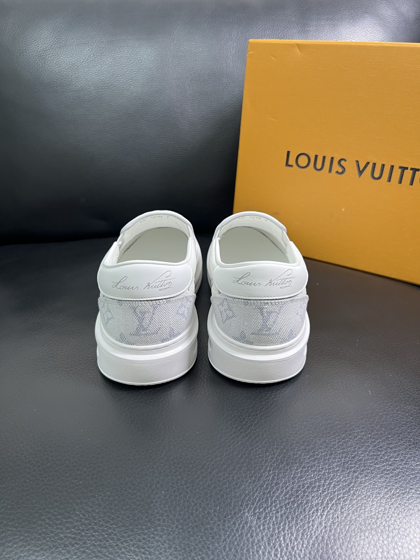 LV 高仿灰白滿印懶人鞋 輕便舒適款｜歐美奢侈品精品推薦