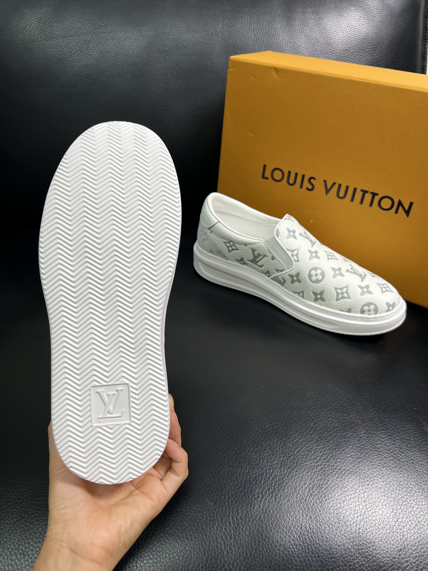 LV 高仿灰白滿印懶人鞋 輕便舒適款｜歐美奢侈品精品推薦