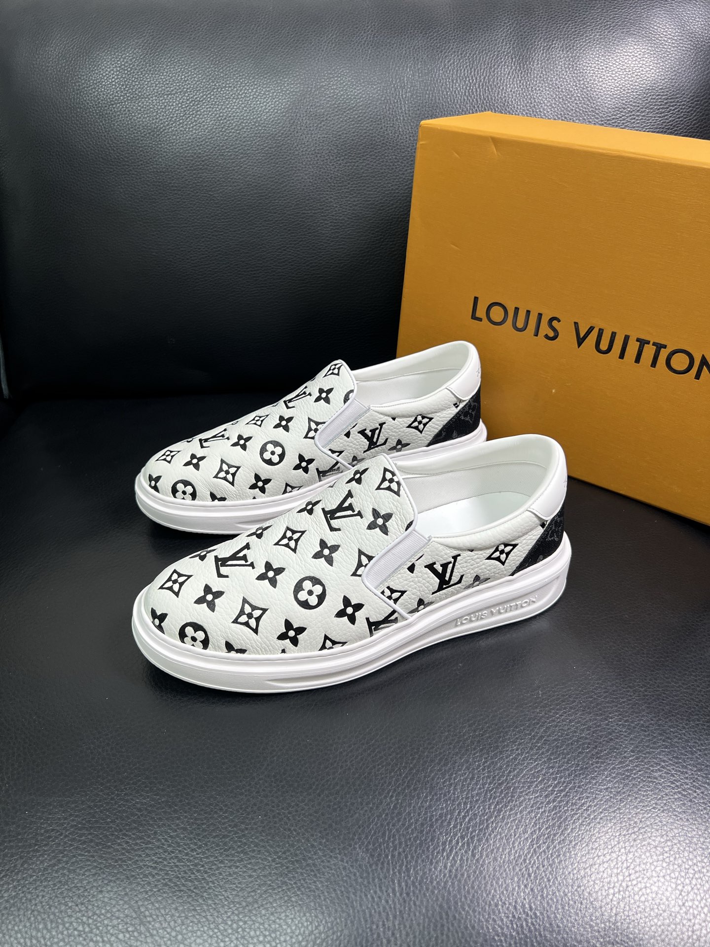 LV 一比一黑白滿印懶人鞋 百搭時尚款|超A仿原單精品圖片 14 LV 一比一黑白滿印懶人鞋 百搭時尚款|歐美奢侈品精品推薦