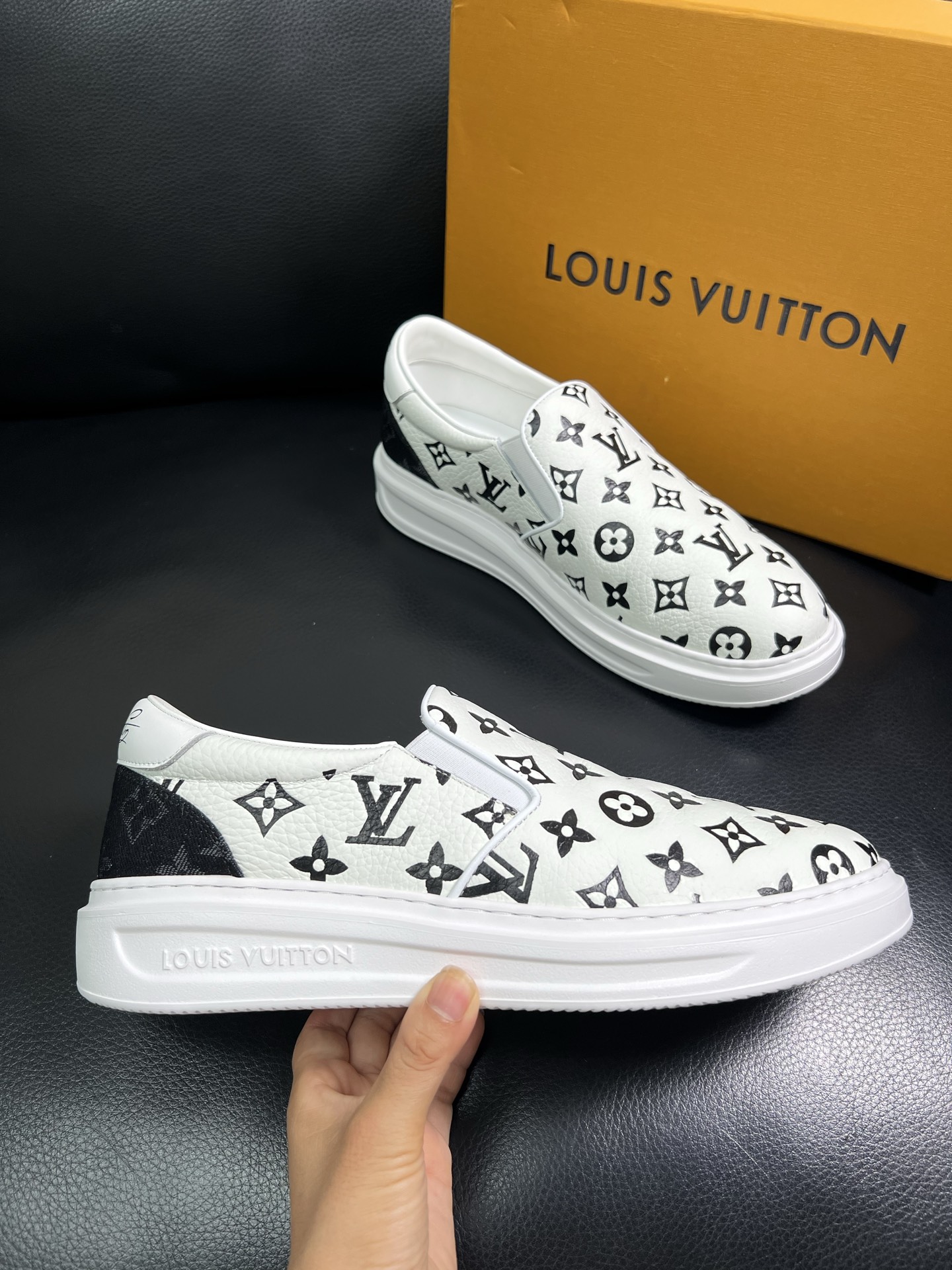 LV 一比一黑白滿印懶人鞋 百搭時尚款｜歐美奢侈品精品推薦