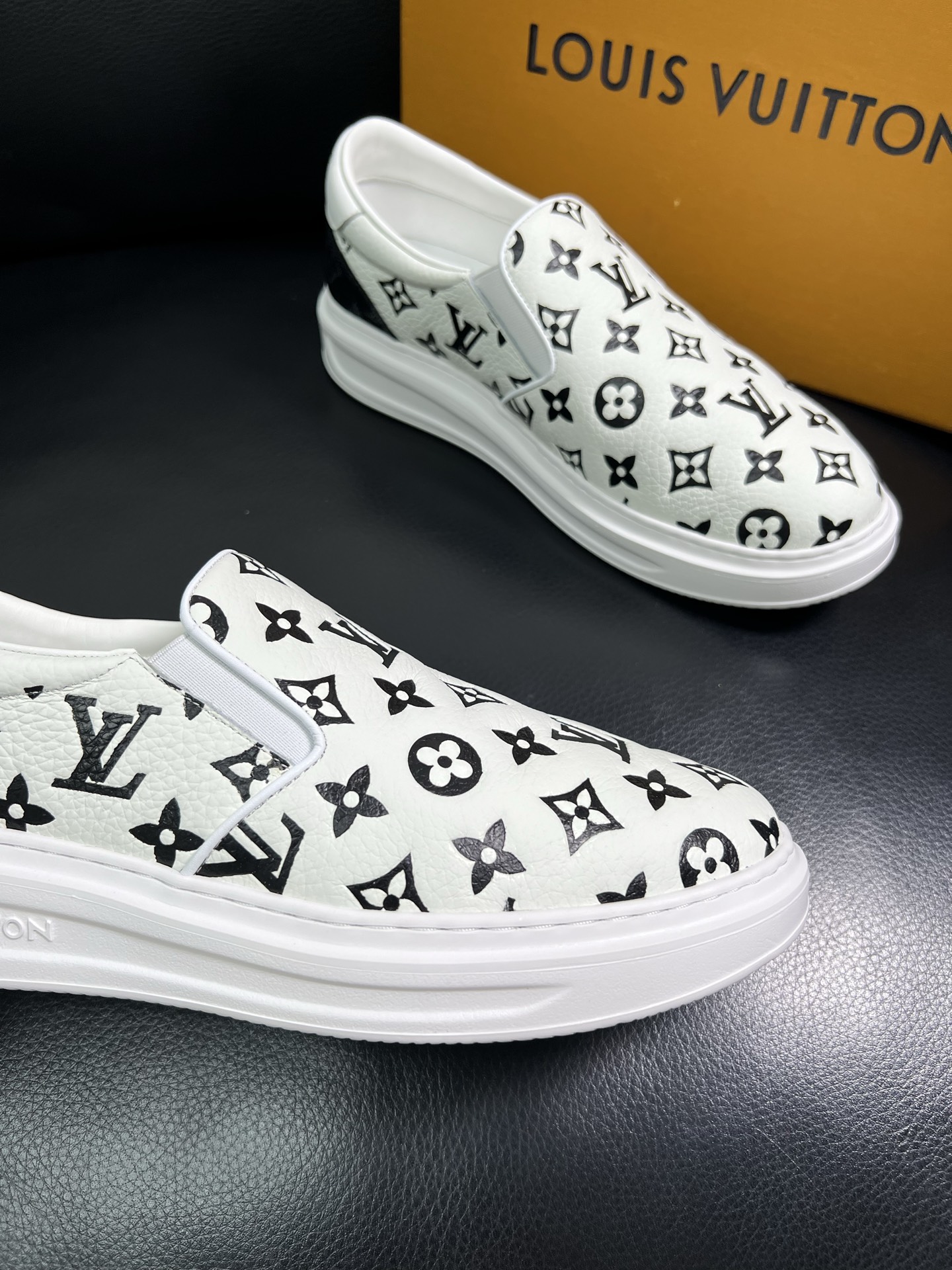 LV 一比一黑白滿印懶人鞋 百搭時尚款｜歐美奢侈品精品推薦