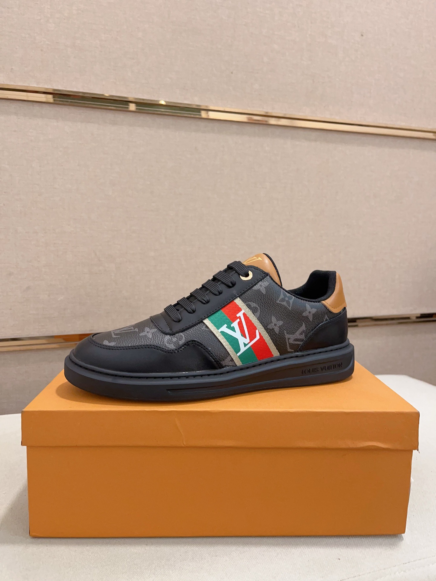 LV 高仿 黑色Monogram拼接休閒鞋 經典設計|超A仿原單精品圖片 1 LV 高仿 黑色Monogram拼接休閒鞋 經典設計