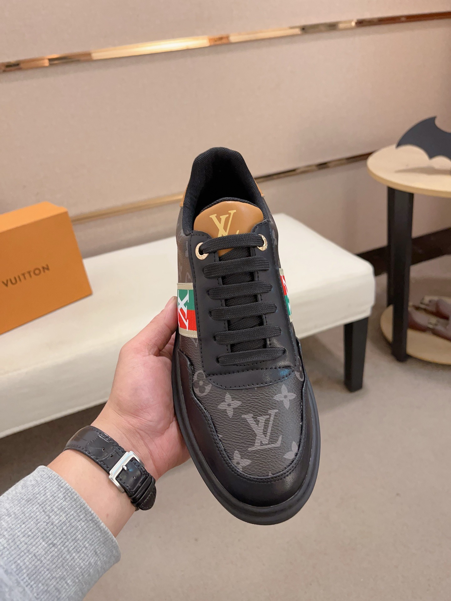 LV 高仿 黑色Monogram拼接休閒鞋 經典設計|超A仿原單精品圖片 11 LV 高仿 黑色Monogram拼接休閒鞋 經典設計|歐美奢侈品精品推薦