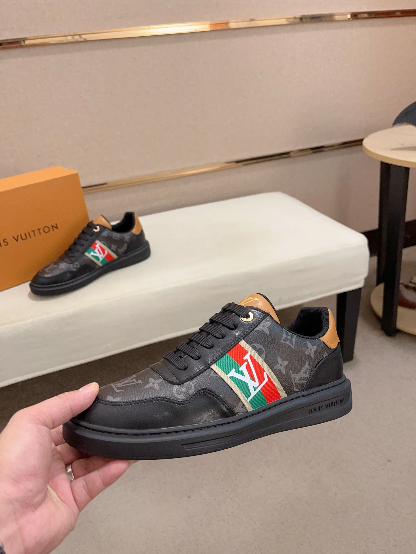 LV 高仿 黑色Monogram拼接休閒鞋 經典設計｜歐美奢侈品精品推薦