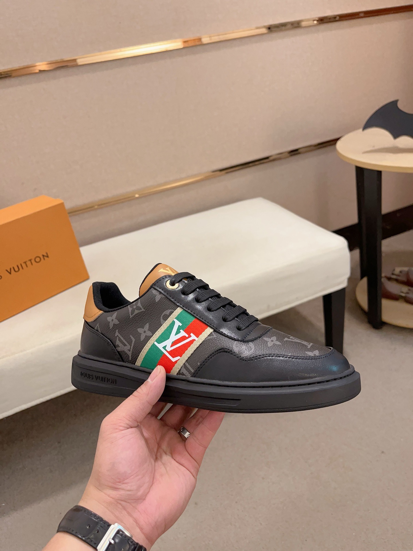 LV 高仿 黑色Monogram拼接休閒鞋 經典設計｜歐美奢侈品精品推薦