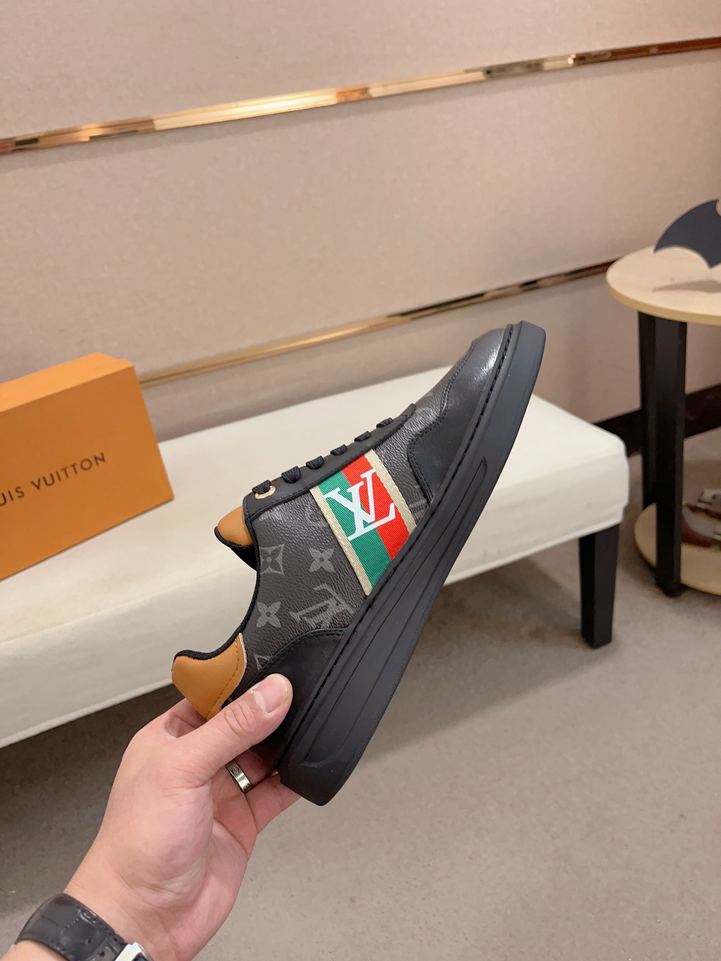 LV 高仿 黑色Monogram拼接休閒鞋 經典設計｜歐美奢侈品精品推薦