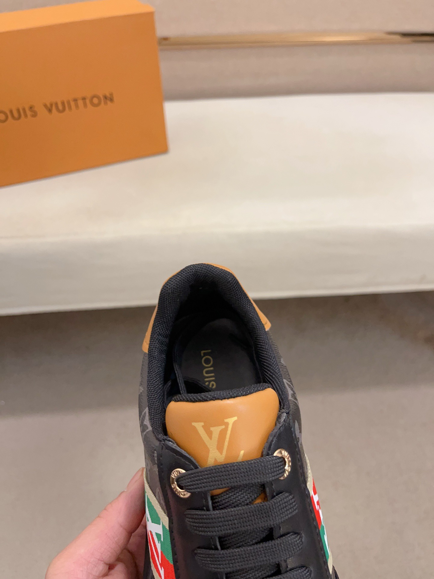 LV 高仿 黑色Monogram拼接休閒鞋 經典設計｜歐美奢侈品精品推薦