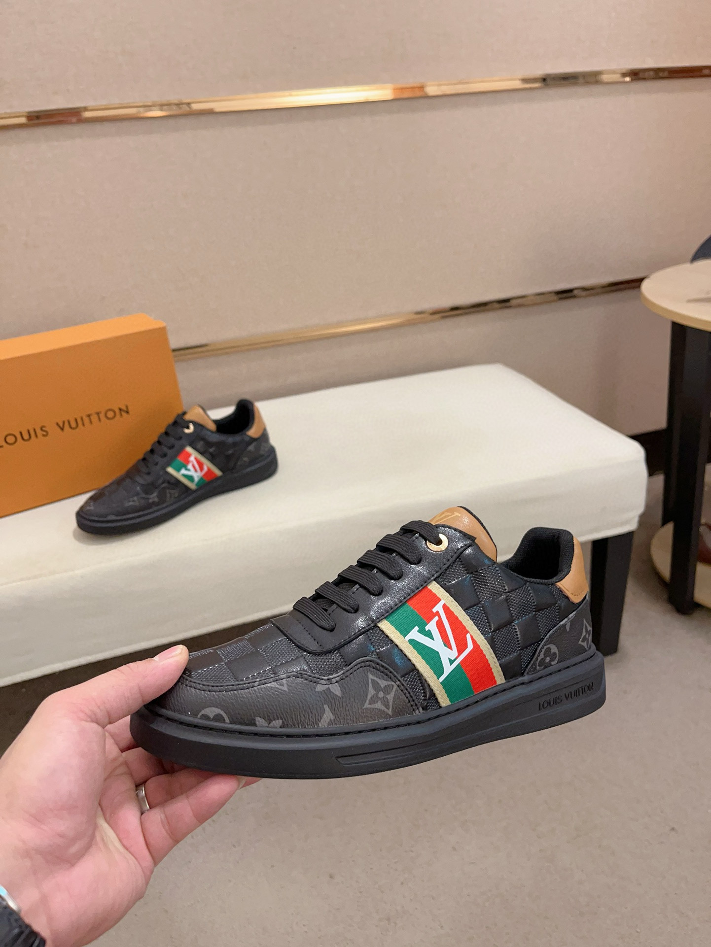 LV 高仿 黑色Monogram拼接休閒鞋 潮流百搭｜歐美奢侈品精品推薦