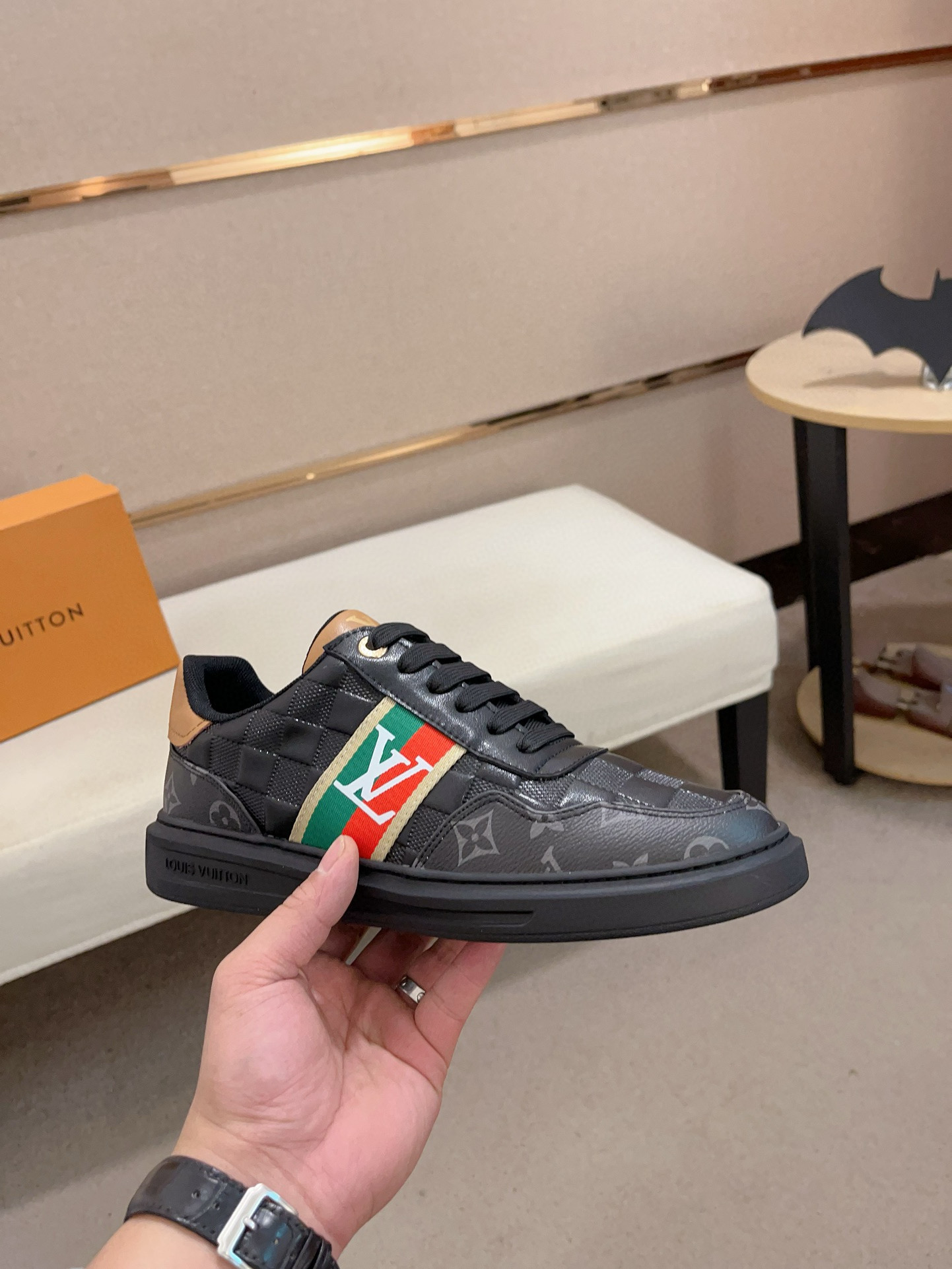 LV 高仿 黑色Monogram拼接休閒鞋 潮流百搭｜歐美奢侈品精品推薦