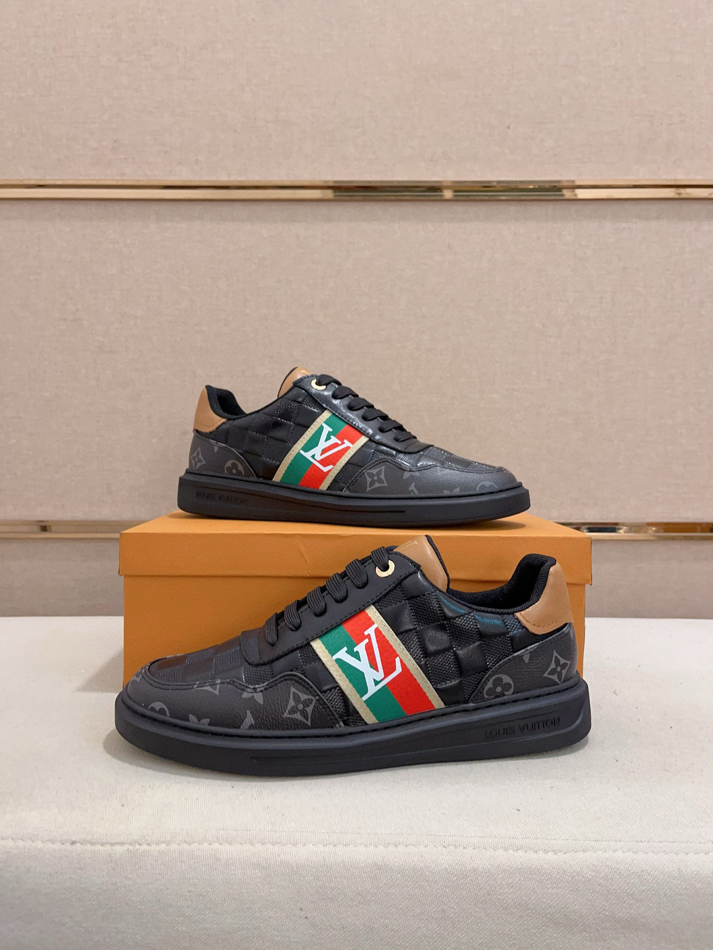 LV 高仿 黑色Monogram拼接休閒鞋 潮流百搭｜歐美奢侈品精品推薦