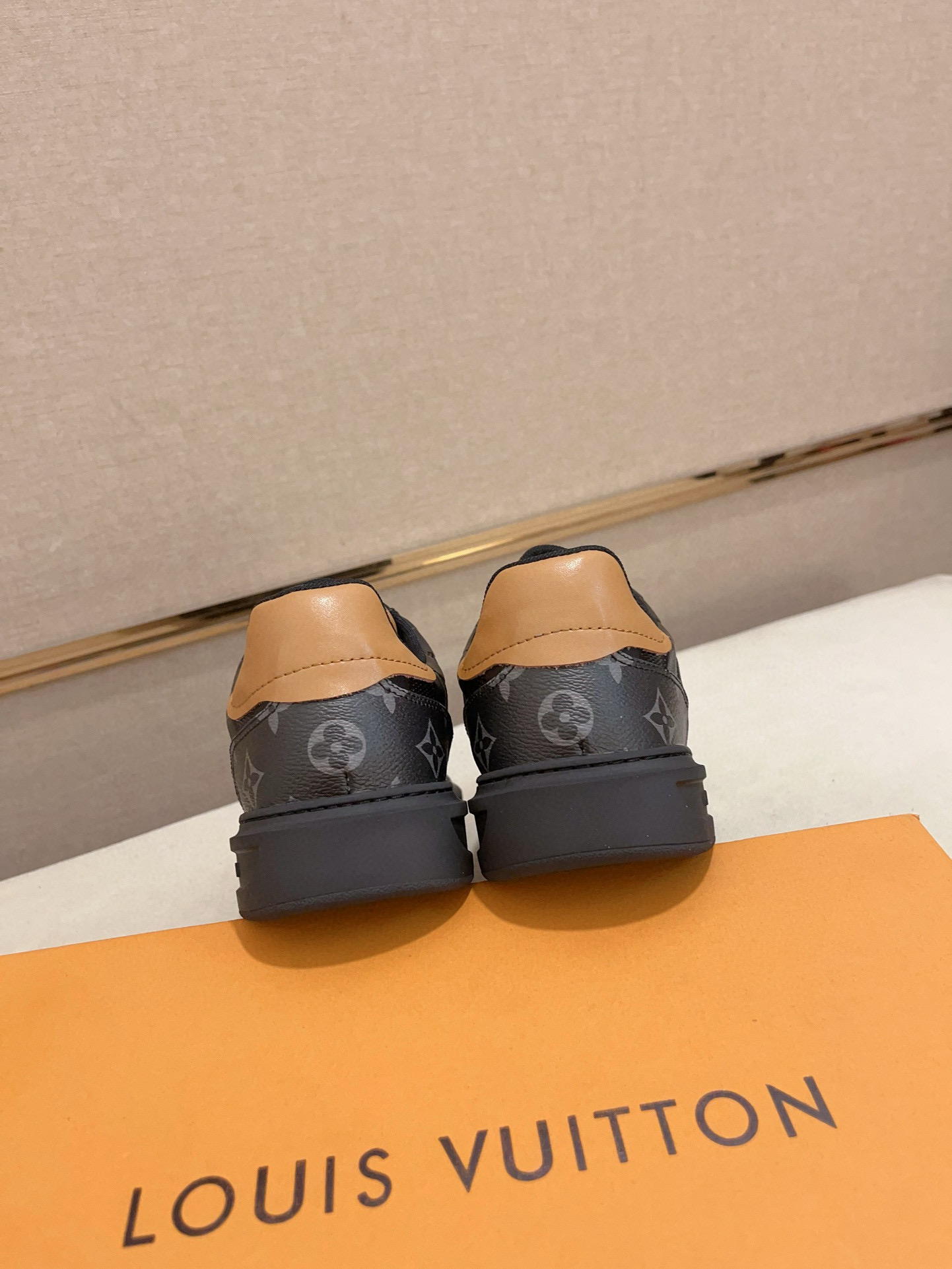 LV 高仿 黑色Monogram拼接休閒鞋 潮流百搭｜歐美奢侈品精品推薦