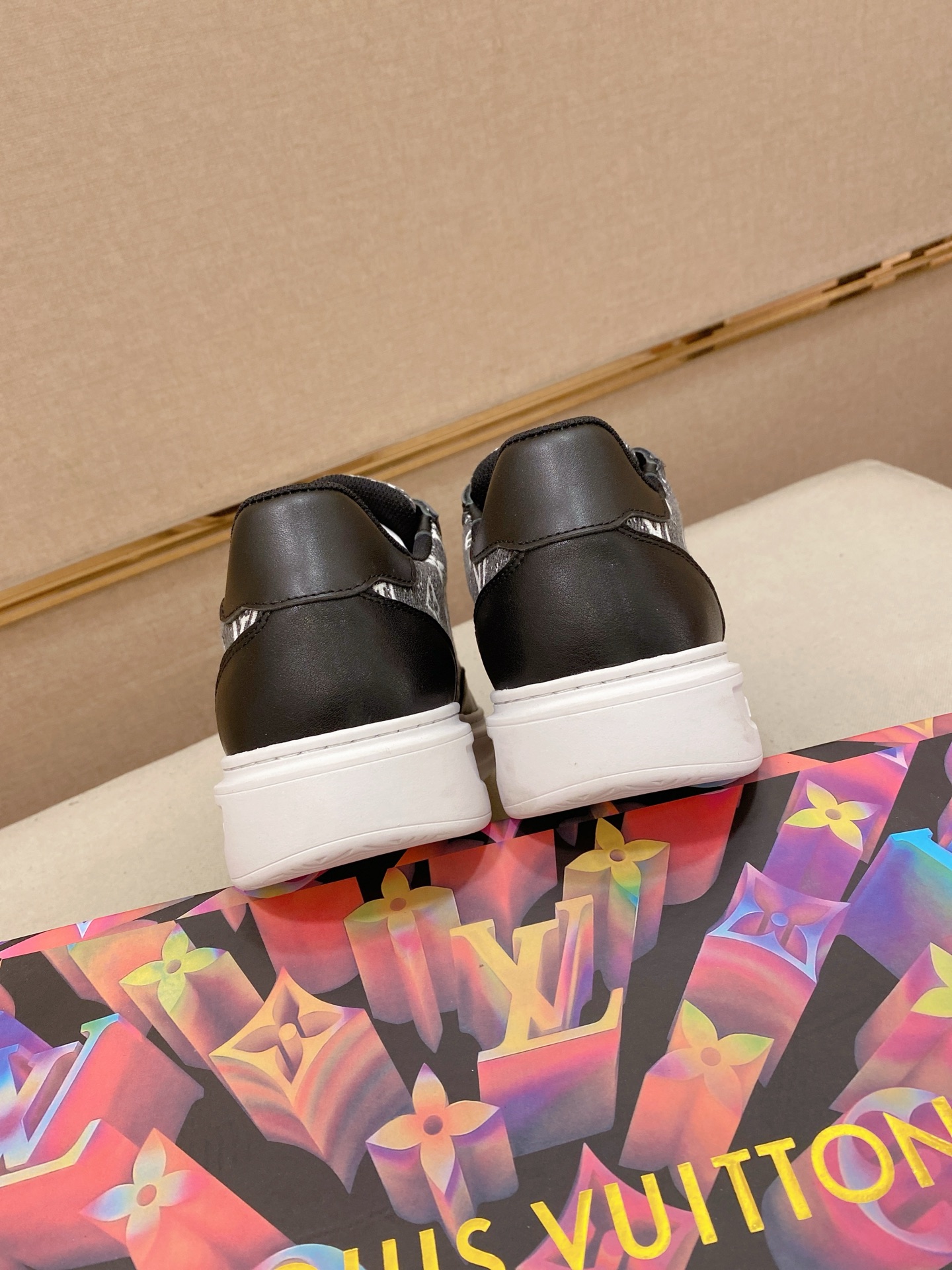 LV 高仿 黑灰Monogram低筒運動鞋 潮流百搭｜歐美奢侈品精品推薦