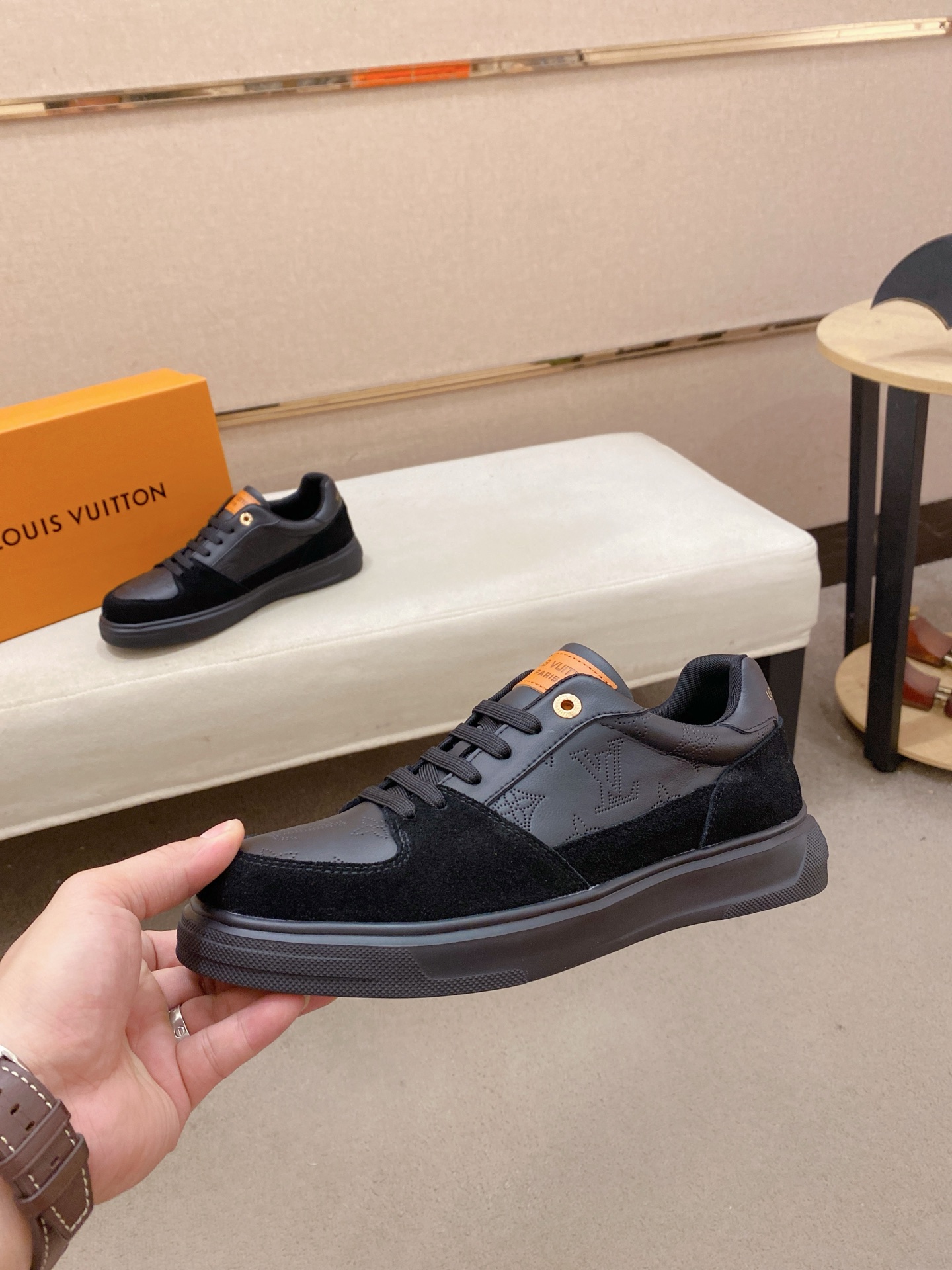 LV 原單 黑色運動鞋 低調時尚設計｜歐美奢侈品精品推薦