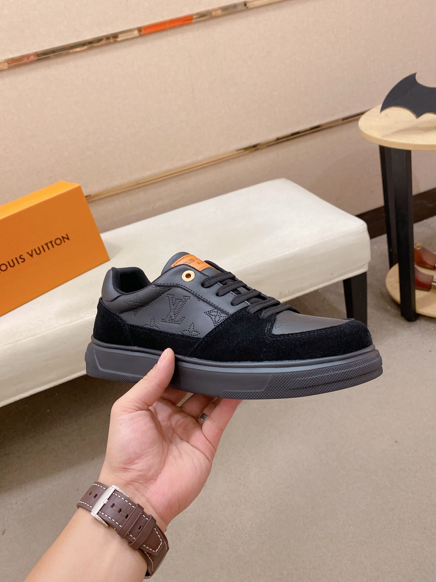 LV 原單 黑色運動鞋 低調時尚設計｜歐美奢侈品精品推薦